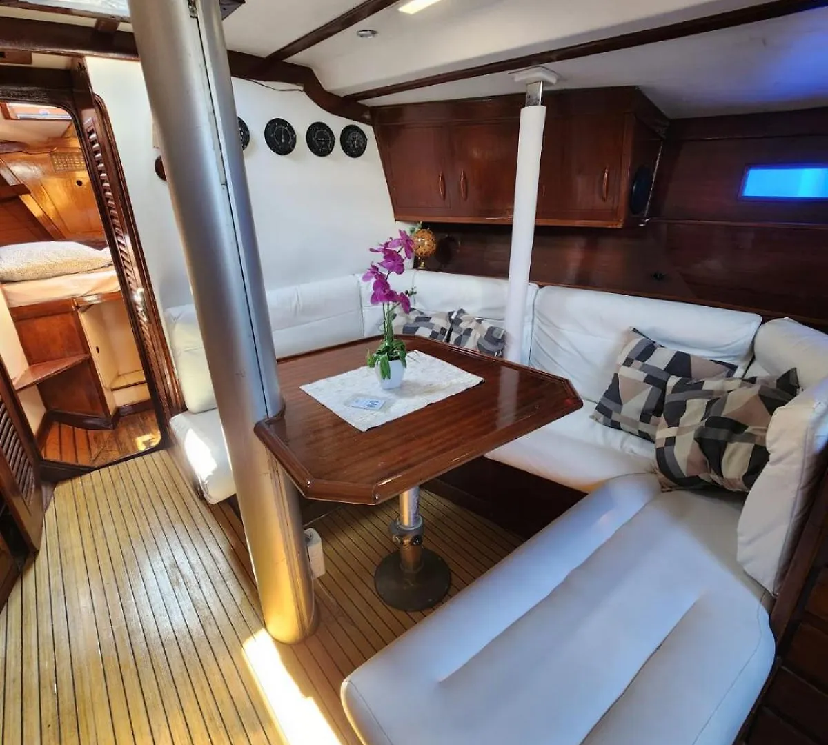 ברצלונה Sailboat Home ספינת מלון