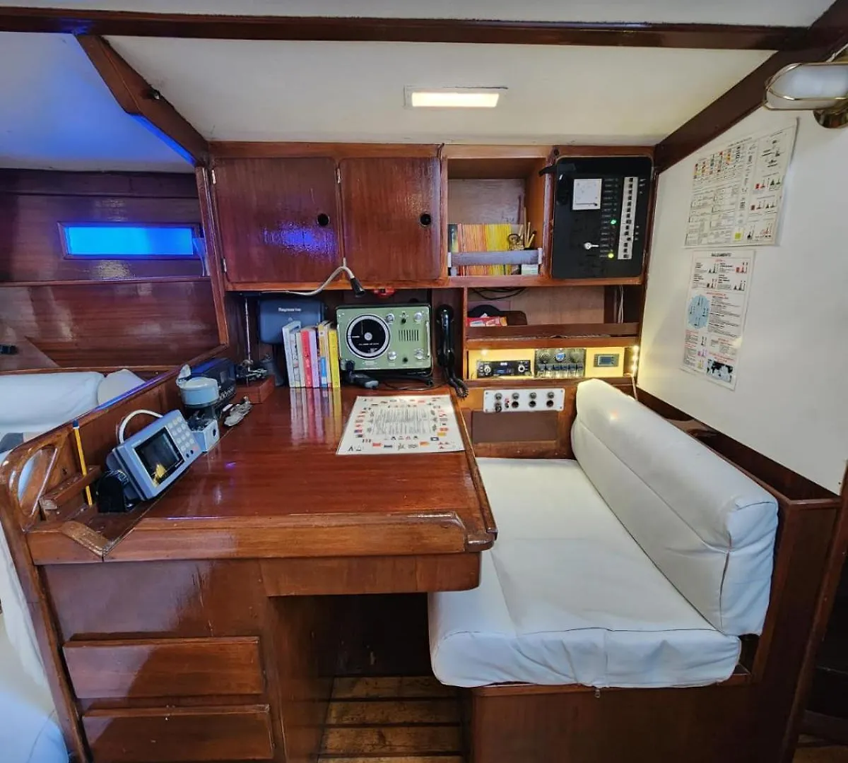 Botel Sailboat Home Barcelona