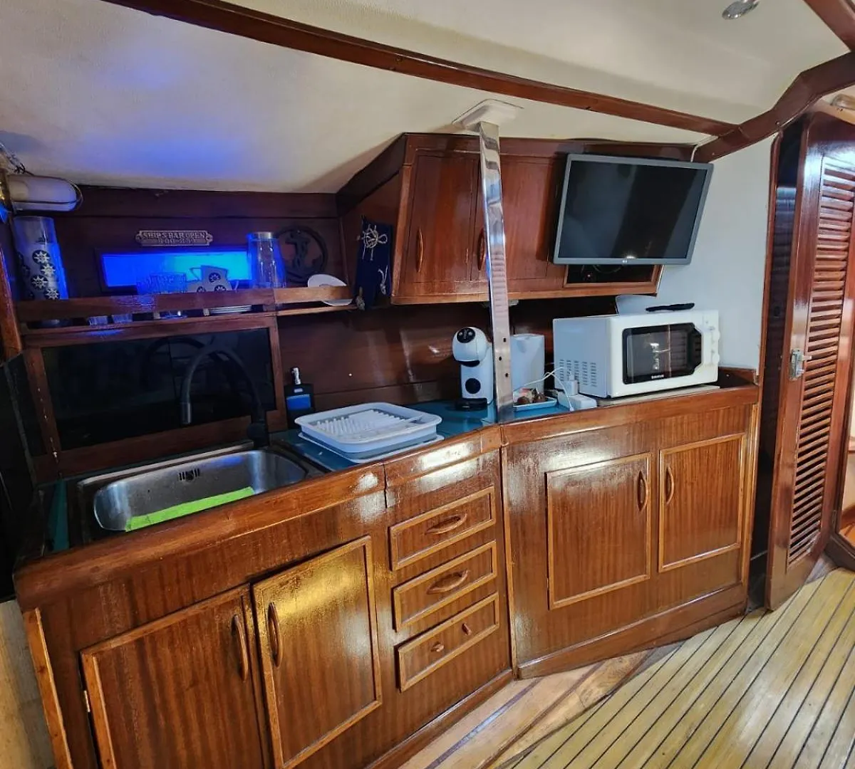 Sailboat Home Barcelona 0*,