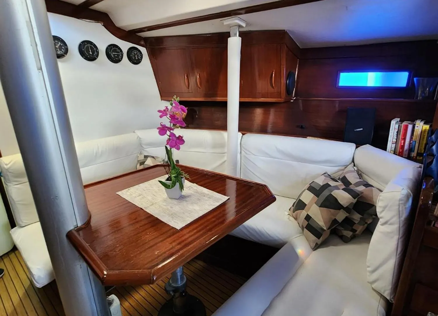Sailboat Home Barcelona Botel